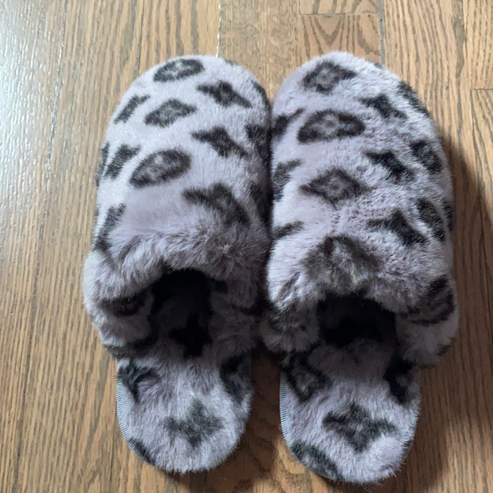 Louis Vuitton design slippers